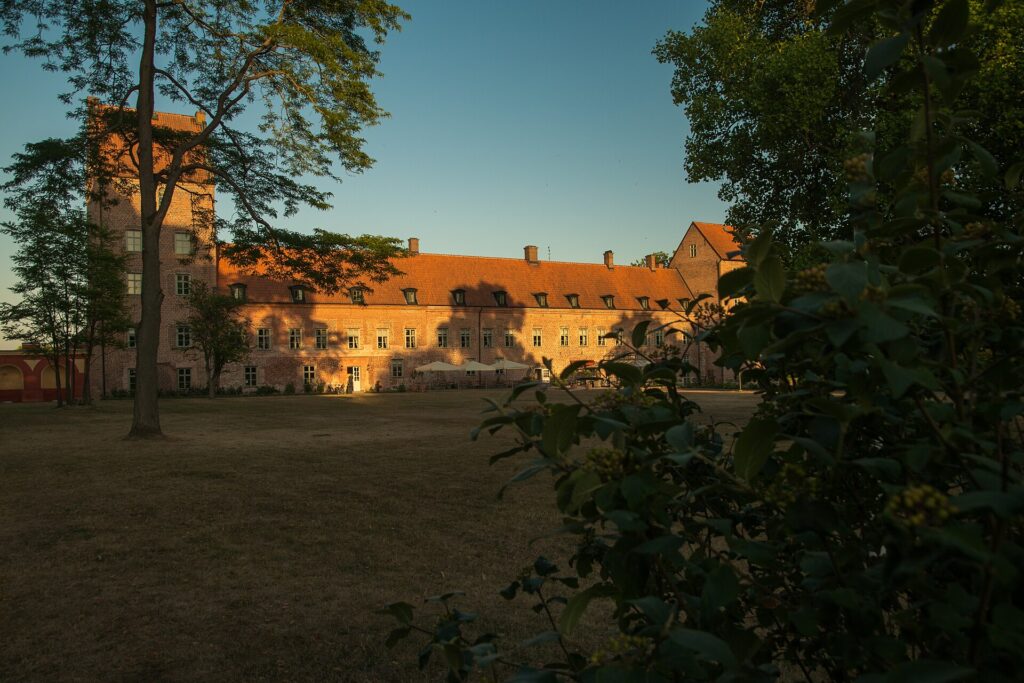 Bäckaskogs slott mellan Ivösjön och Oppmannasjön i Skåne