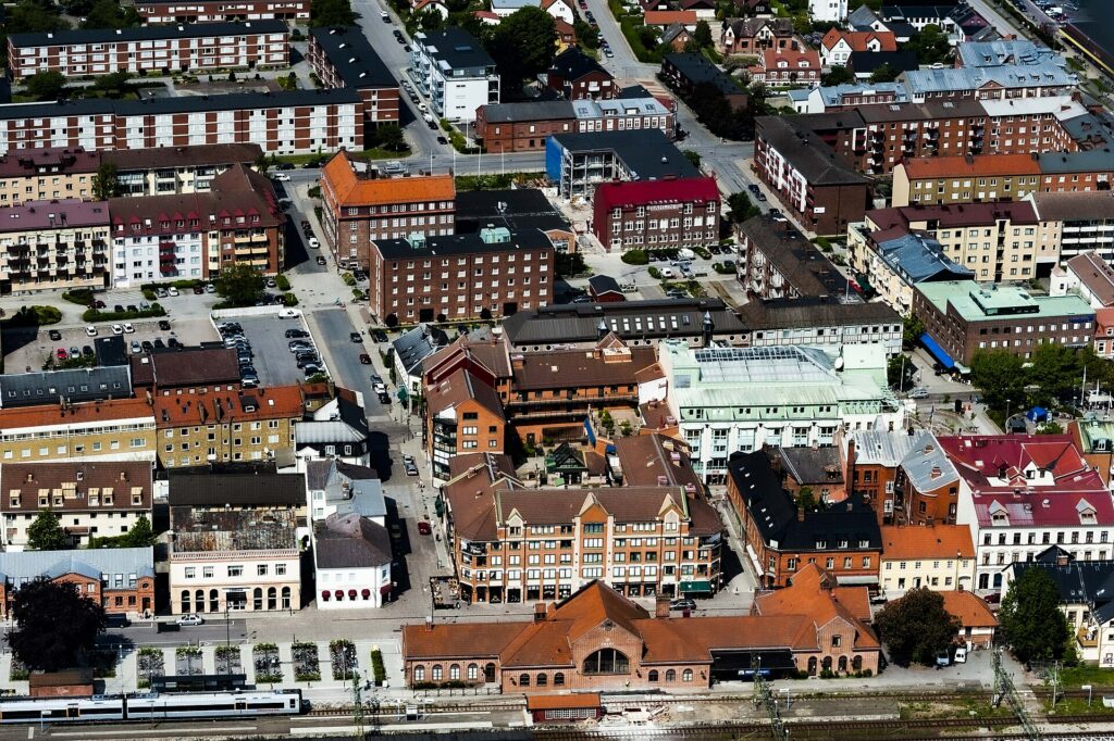 Flygvy över centrala Eslöv med järnvägsstationen