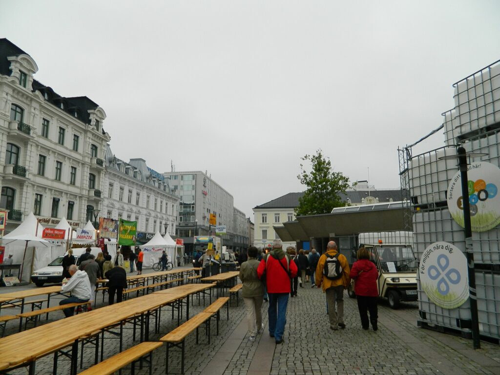 Folkliv på Gustav Adolfs torg under Malmöfestivalen