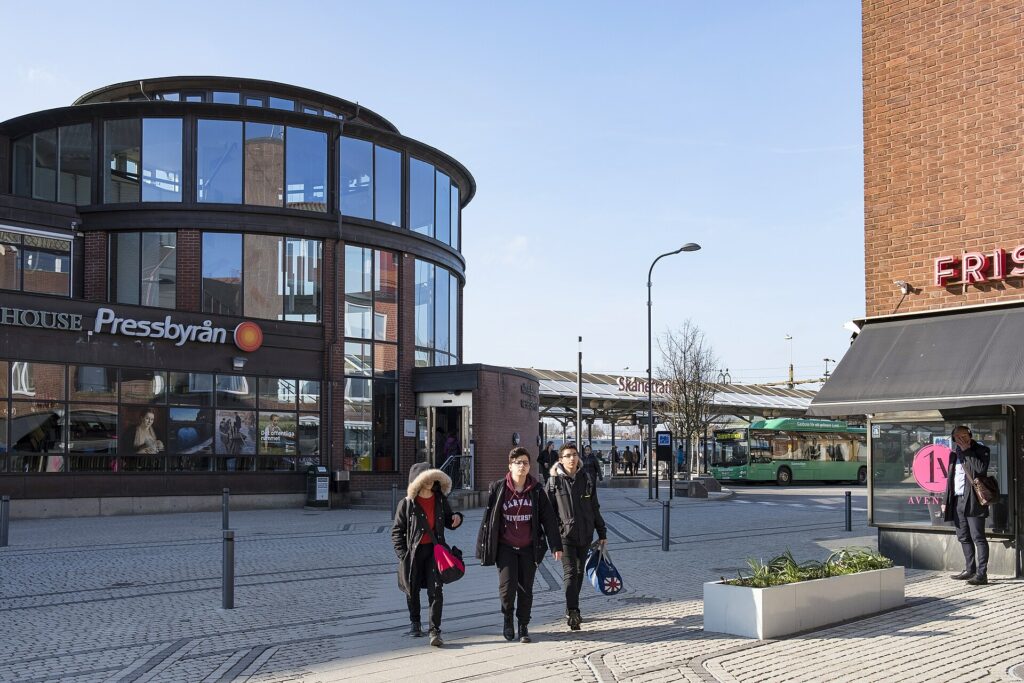 Resenärer vid Hässleholm C en tidig vårmorgon