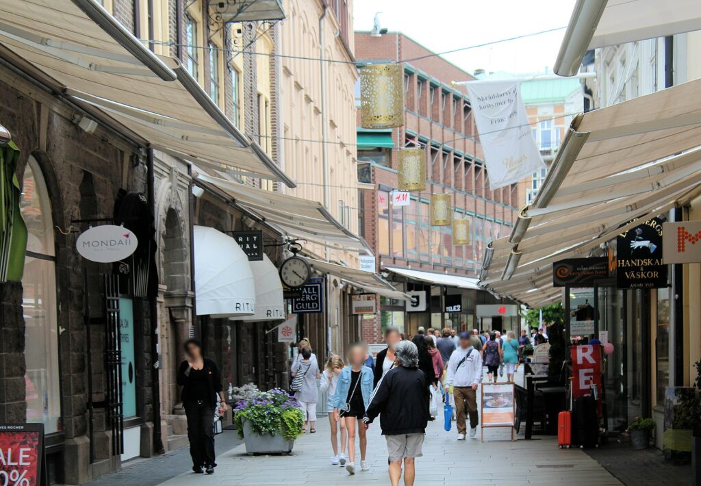 Folkliv på gågatan Kullagatan i Helsingborg