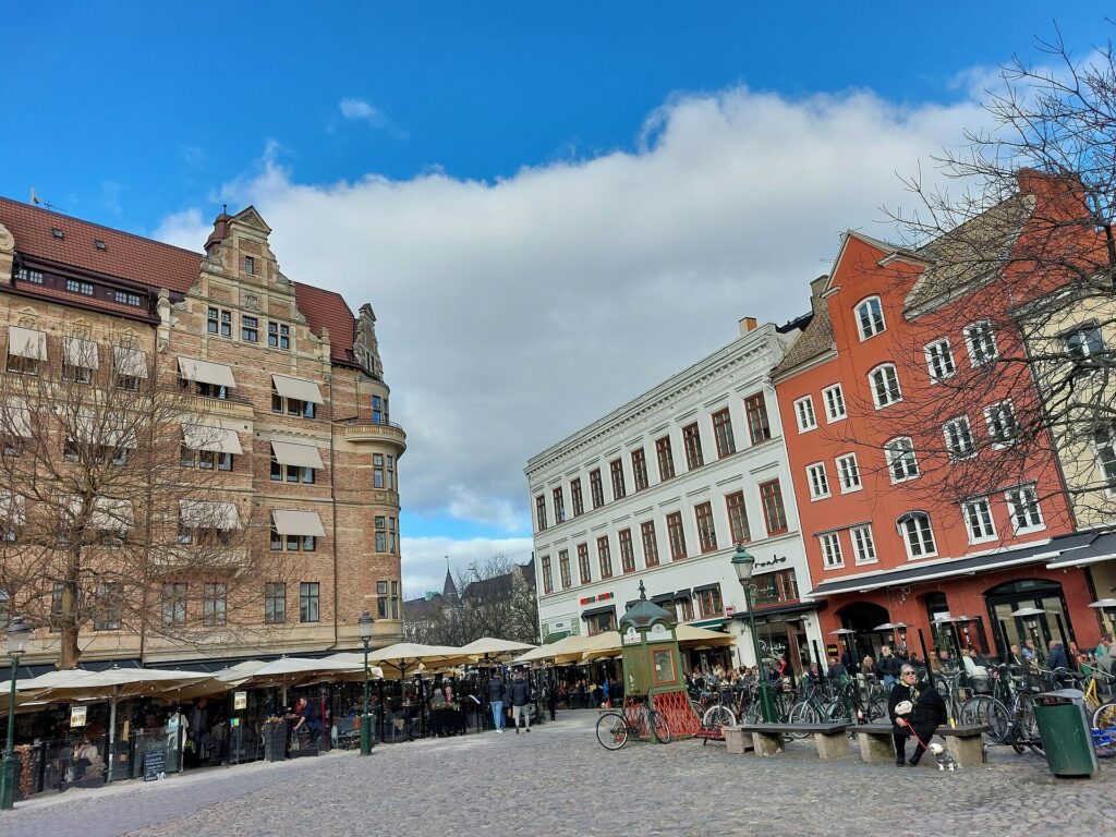 Folkliv och uteserveringar på Lilla Torg i Malmö