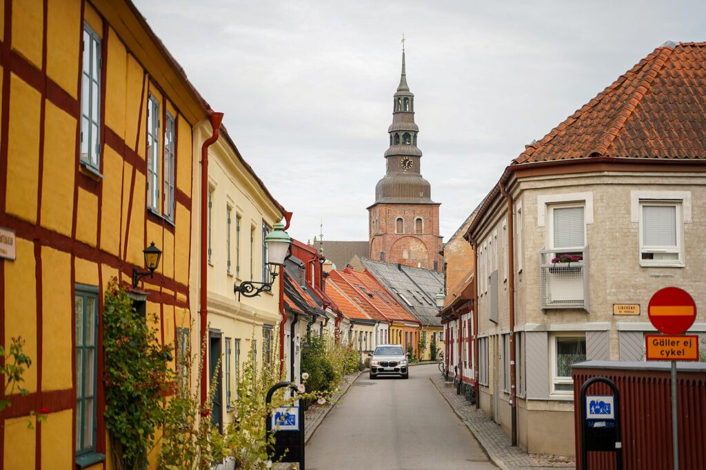 Lilla Västergatan i Ystad med Sankta Maria kyrkas torn i fonden