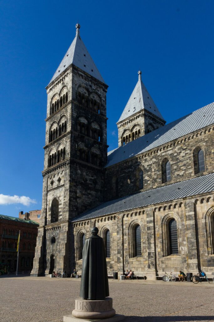 Lunds domkyrkas torn mot blå himmel