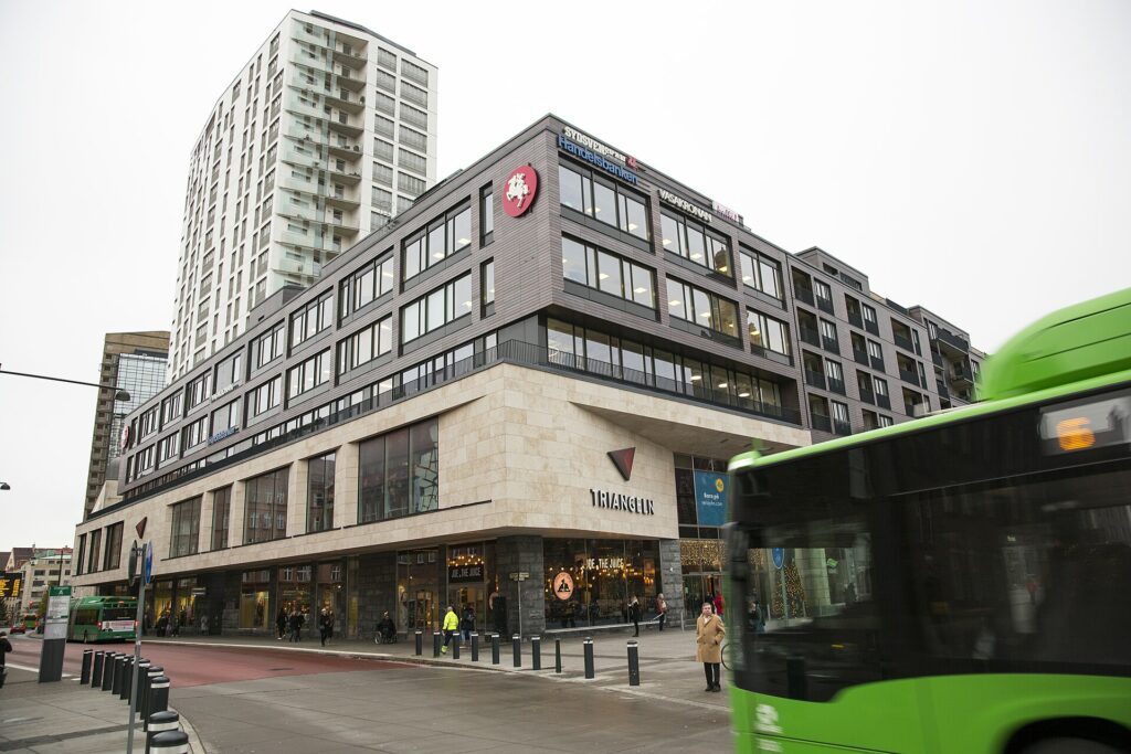 Människor vid Triangelns köpcentrum i Malmö