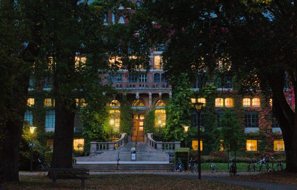 Universitetsbiblioteket i Lund i kvällsljus