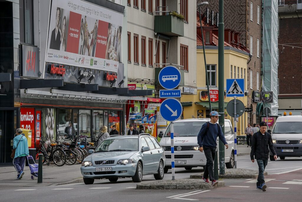Folkliv vid Värnhemstorget i Malmö
